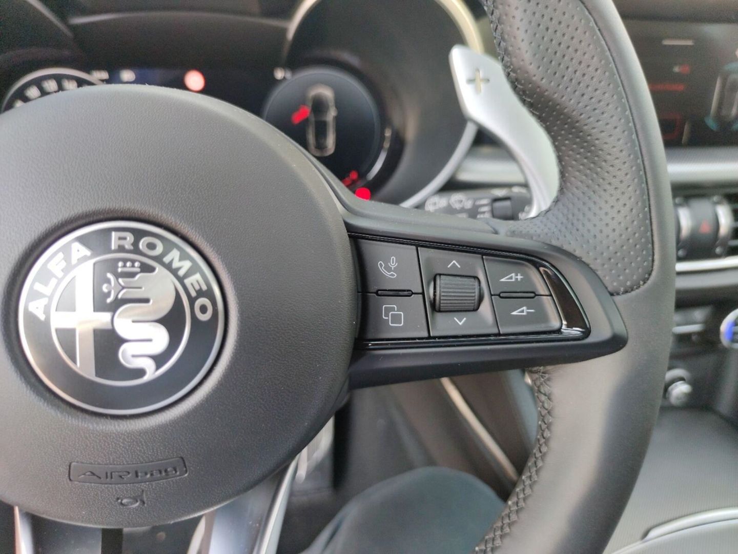 Fahrzeugabbildung Alfa Romeo Stelvio Veloce Q4 2.0 Turbo-21 Zoll-Panoramadach