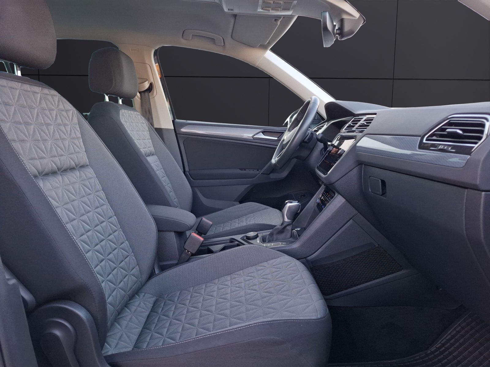 Fahrzeugabbildung Volkswagen Tiguan TSI Life DSG 4M LED Navi AID ACC SH 18"