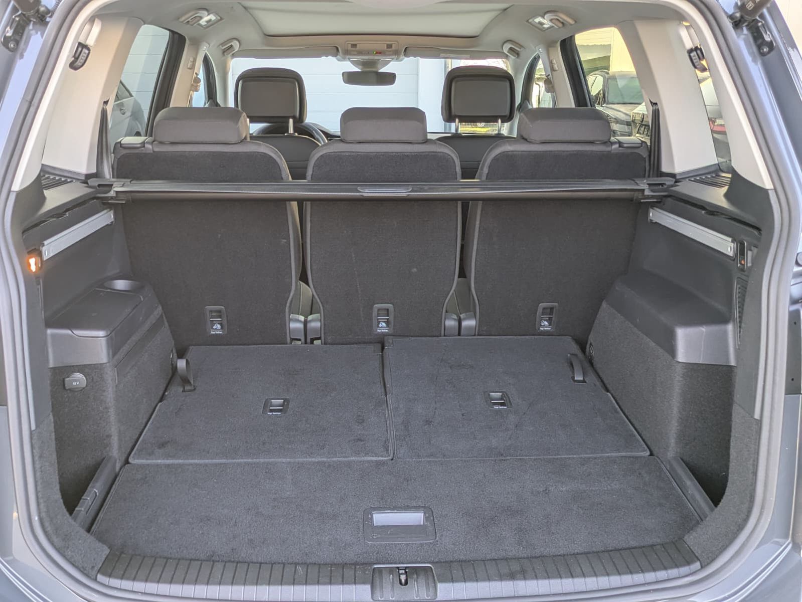 Fahrzeugabbildung Volkswagen Touran 2.0 DSG R-Line High BLACK Pano 7Si IQ AHK