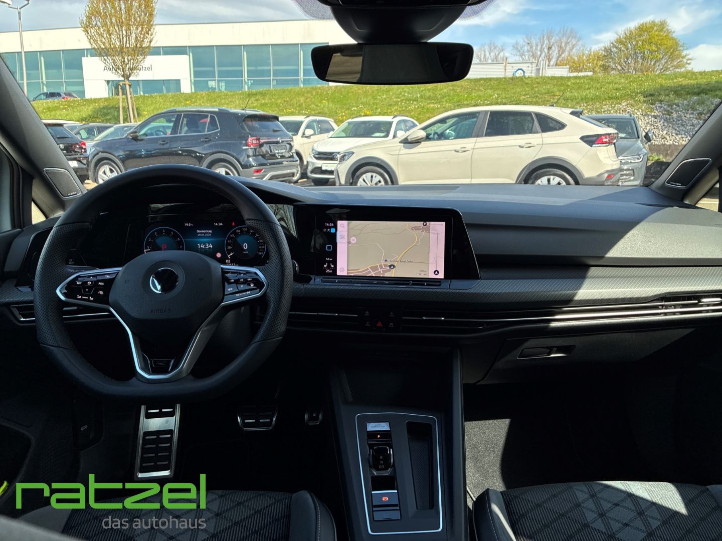 Fahrzeugabbildung Volkswagen Golf VIII 1.5 eTSI R-Line Sportpaket AHK-klappba