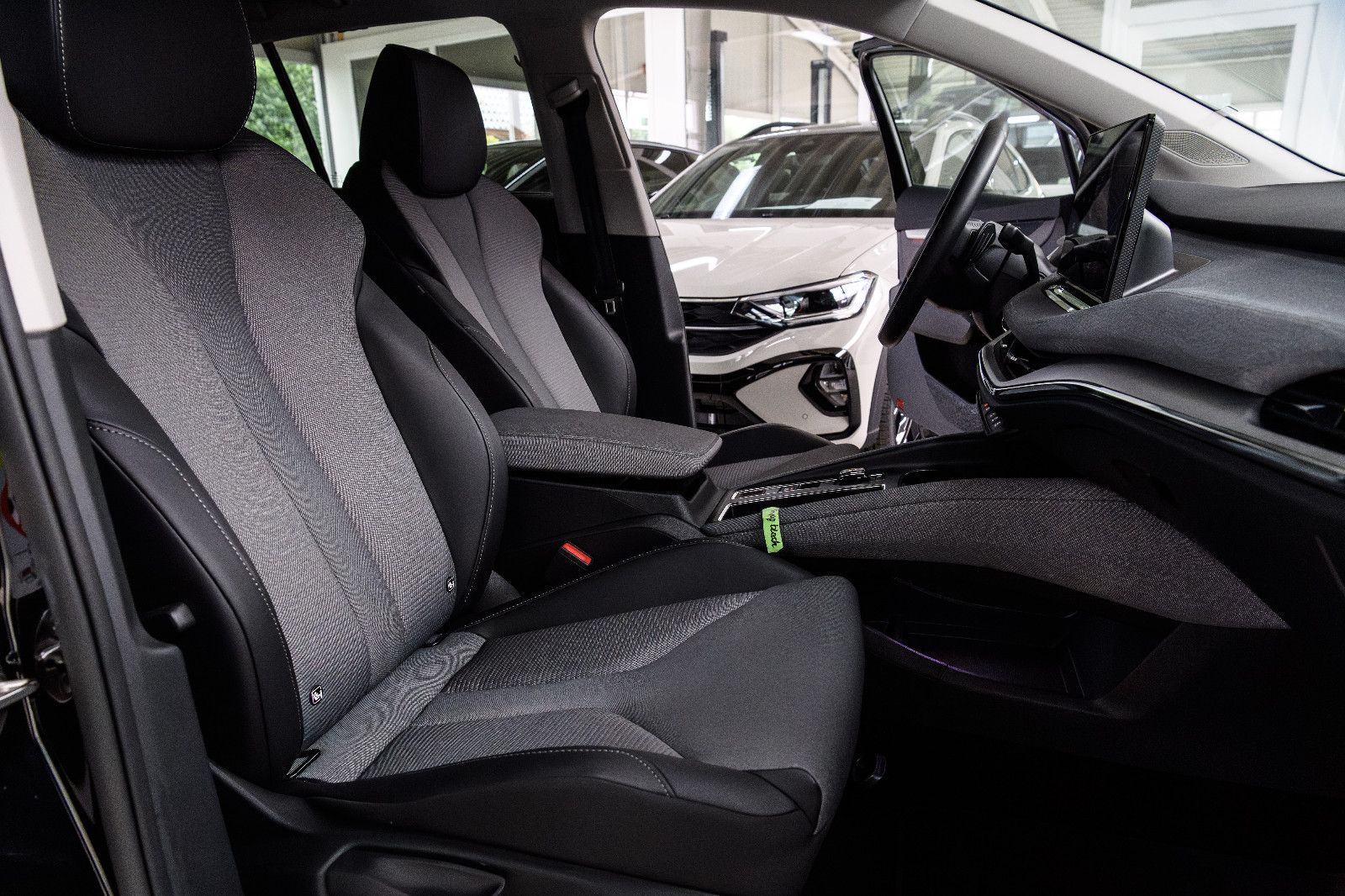 Fahrzeugabbildung SKODA Enyaq 60 Loft MATRIX-LED+RFK+NAVI+KEYLESS+SZH