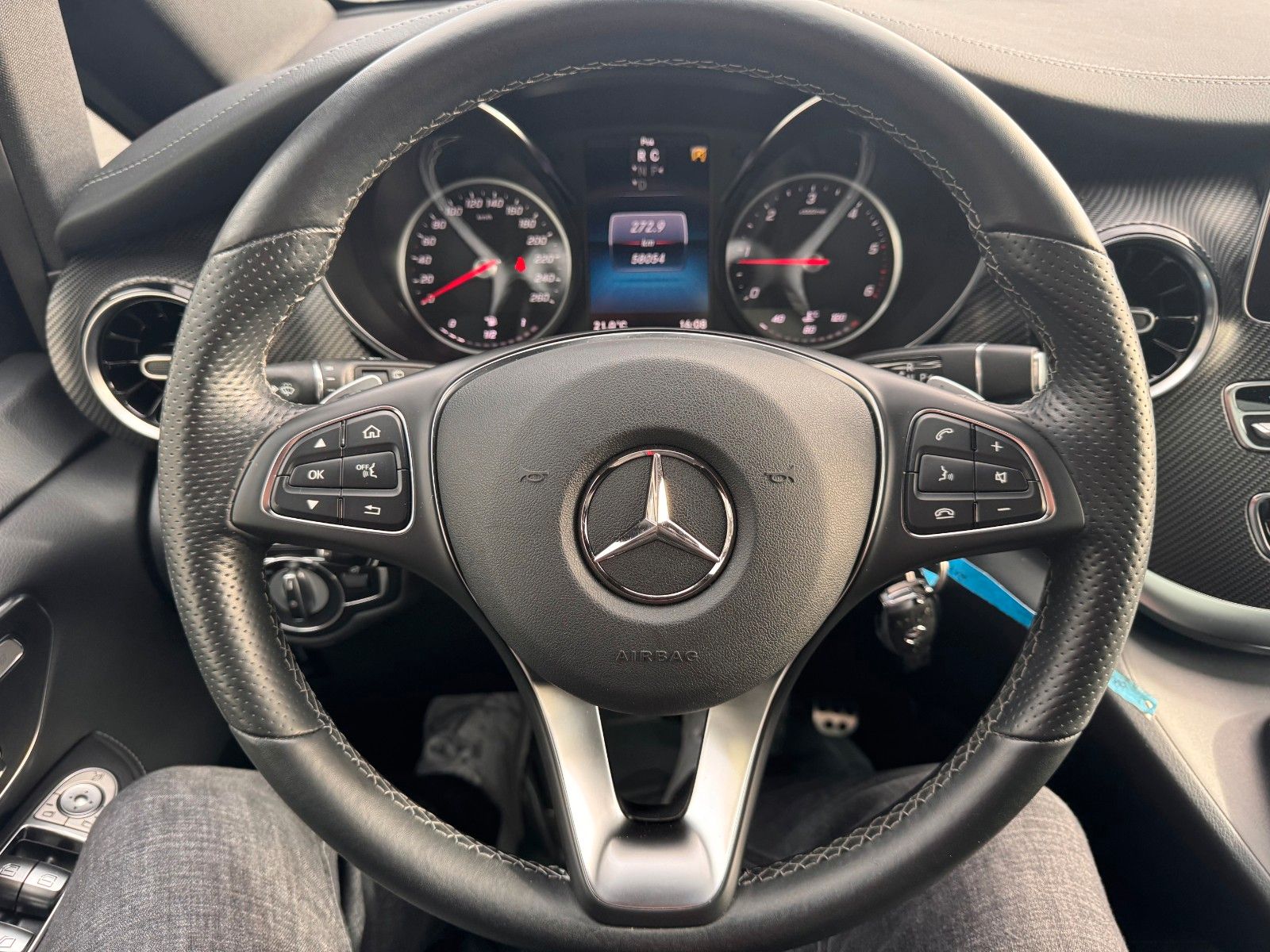 Fahrzeugabbildung Mercedes-Benz V 300 d 4MATIC AVA ED AMG DISTR Stdh AHK2,5 PANO