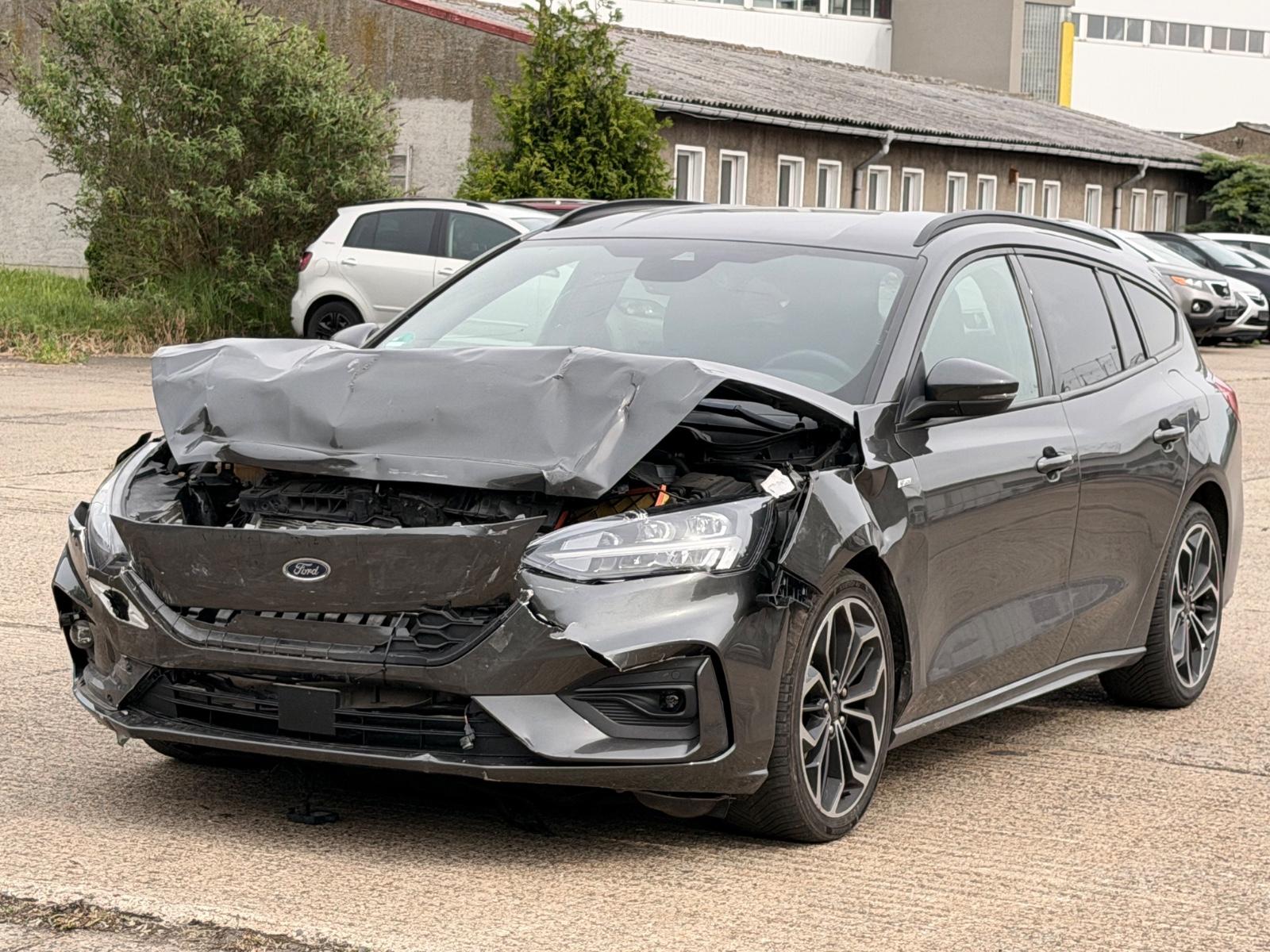 Ford Focus 1.5 Turnier ST-Line Facelift Motor Startet