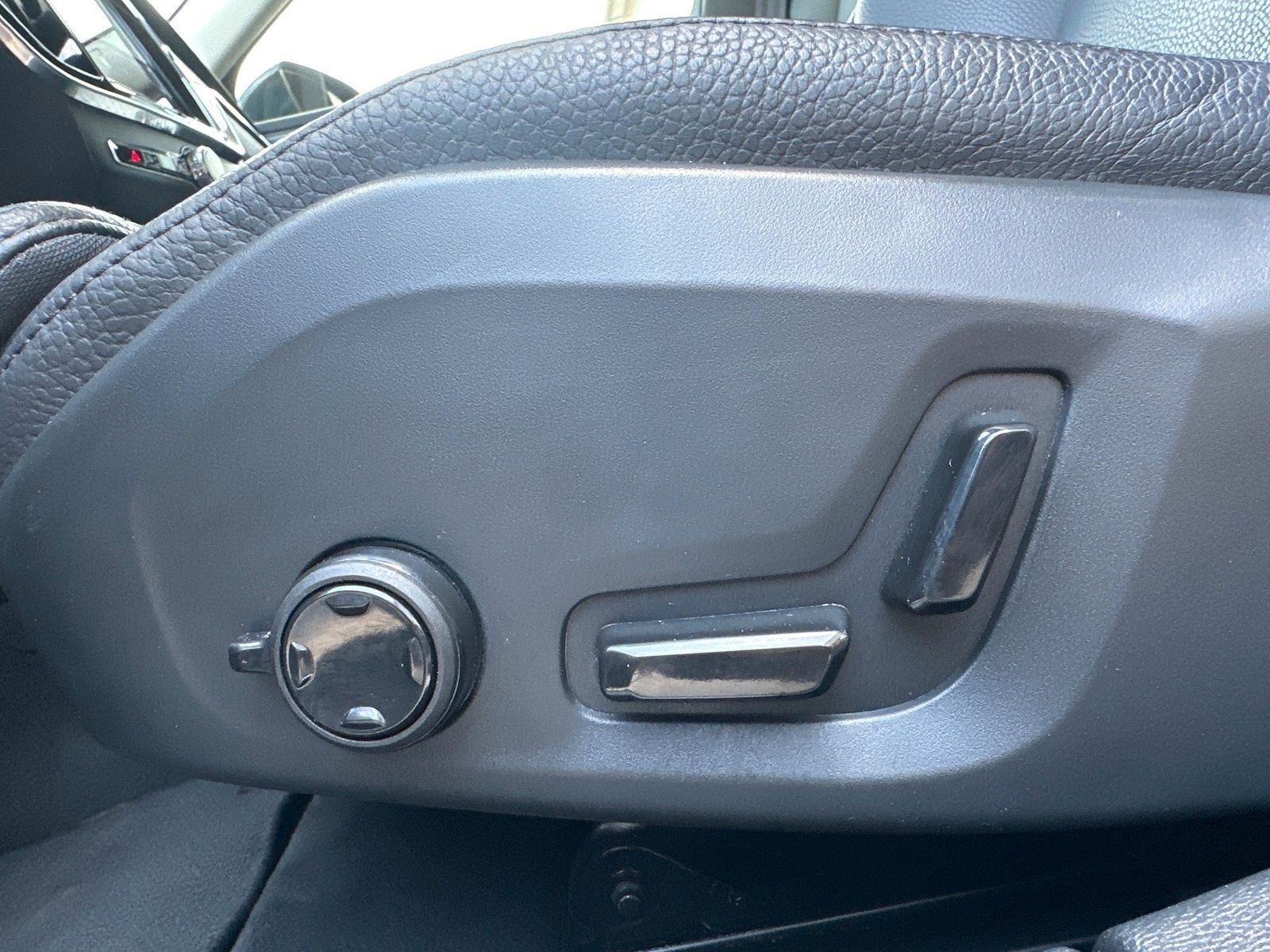 Fahrzeugabbildung Volvo V60 B4 D Plus Dark NAV+LED+AHK+ACC+360GRAD+SHZ