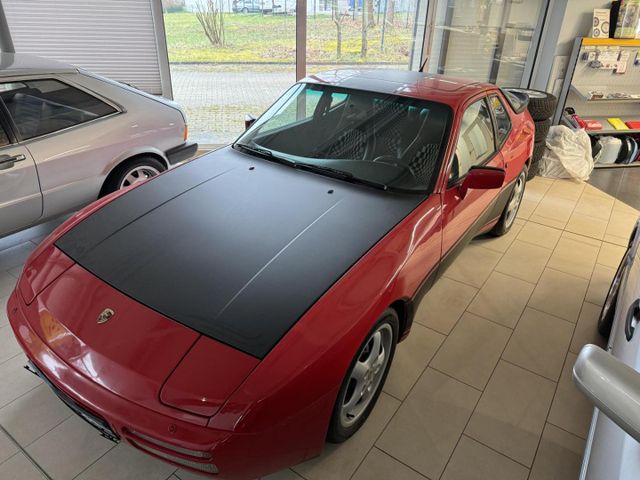 Porsche 944