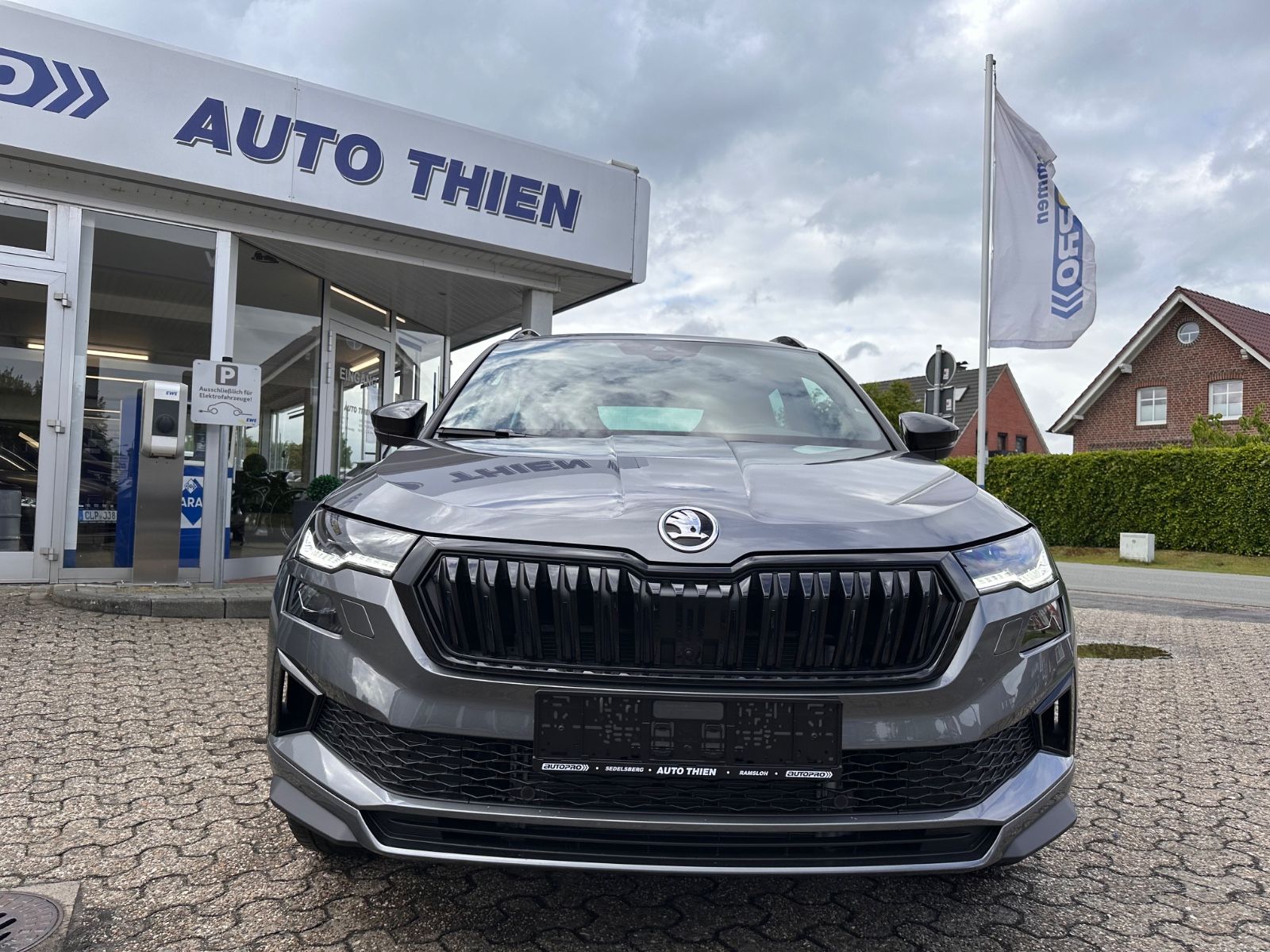 Fahrzeugabbildung SKODA Karoq Sportline 1.5 TSI DSG Matrix/AHK/Navi/ACC