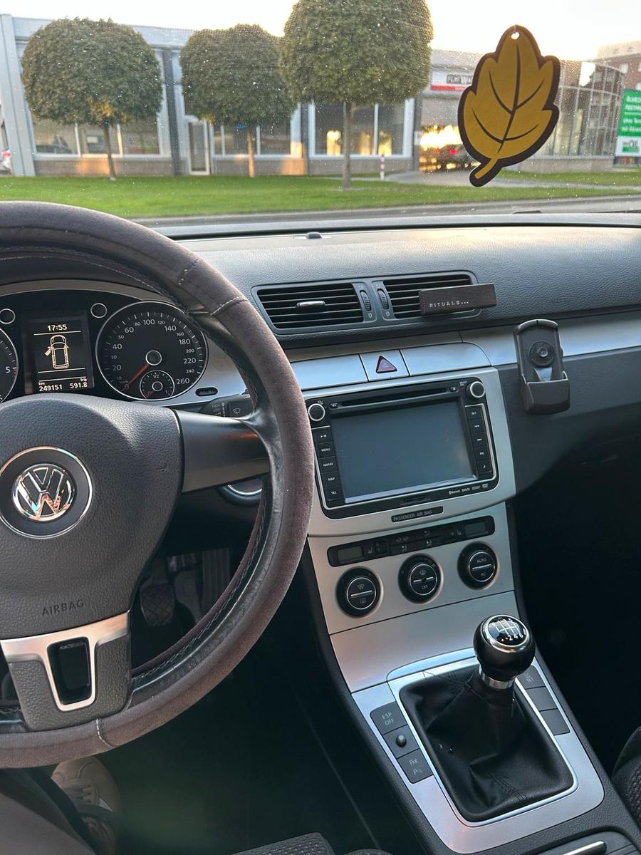 Volkswagen Passat 2009 — photo 11