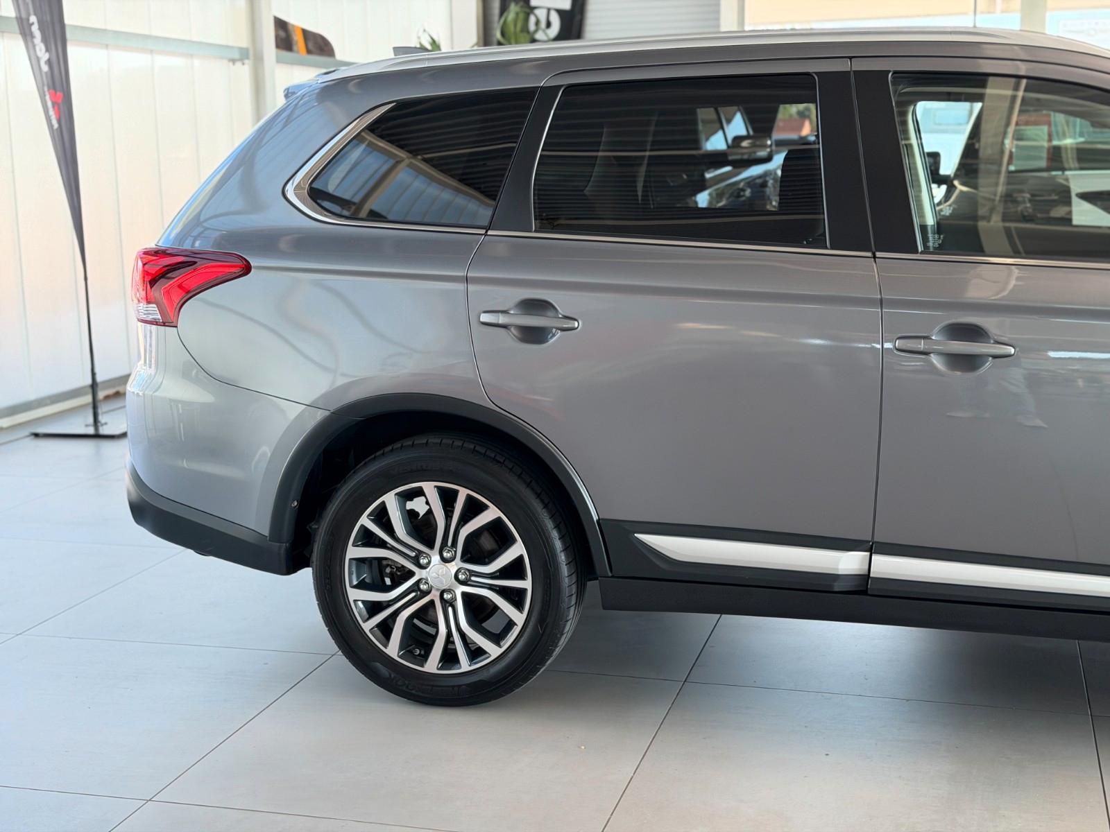 Mitsubishi Outlander 2.0 Diamant Edition 2WD "AHK"