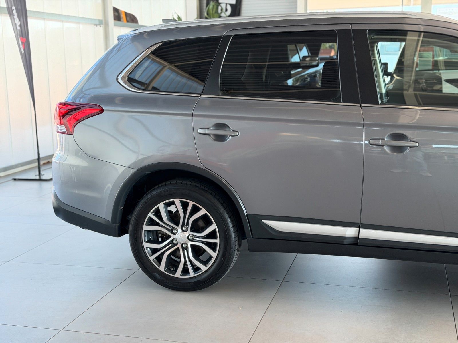 Fahrzeugabbildung Mitsubishi Outlander 2.0 Diamant Edition 2WD "AHK"