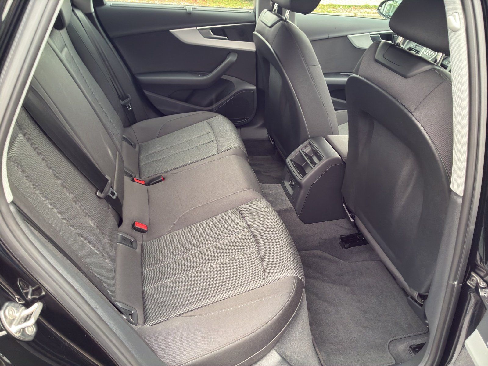 Fahrzeugabbildung Audi A4 Avant 35 2.0 TFSI advanced Kamera,Navi,SHZ,LM