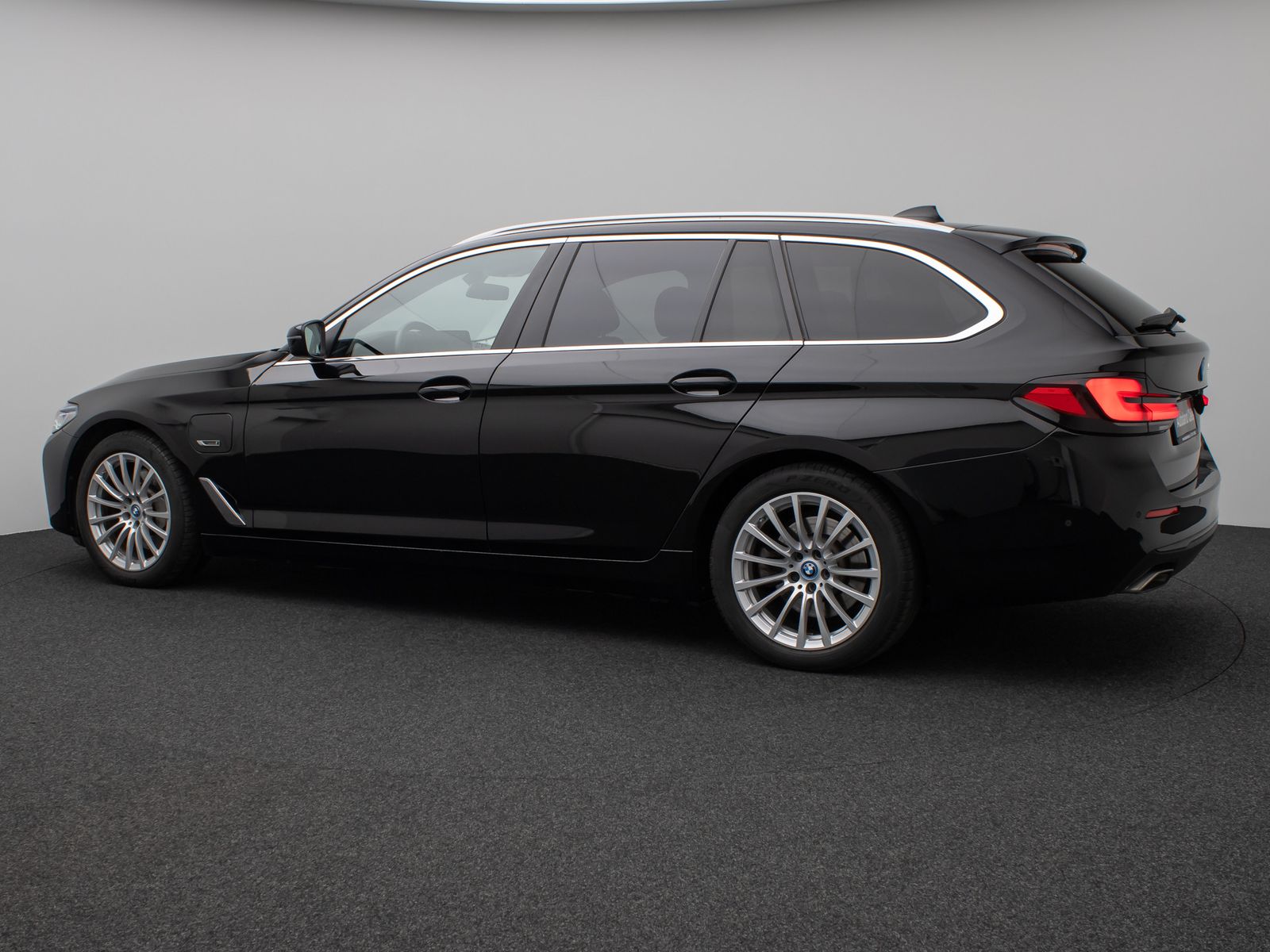 Fahrzeugabbildung BMW 530e Kamera Laser HUD DAB AHK Komfort AlarmLeder