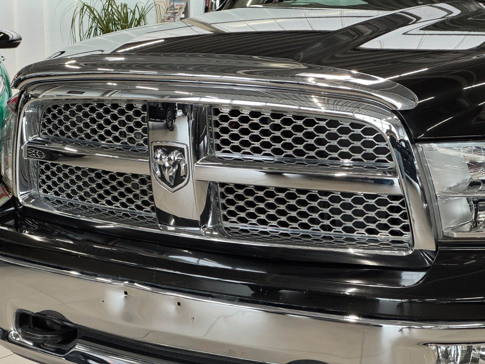Fahrzeugabbildung Dodge RAM 5,7 Laramie Crew Cab LPG DVD RAM BOX 1.Hand