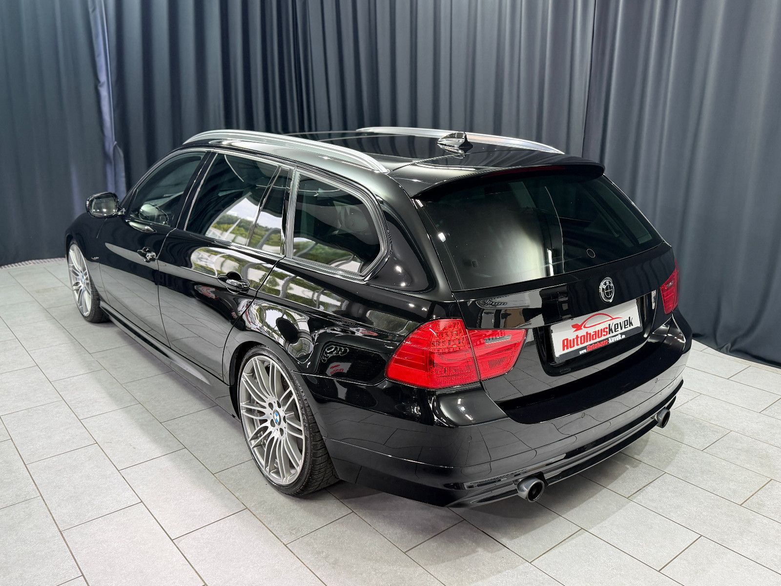 Fahrzeugabbildung BMW 335 i xDrive Touring|LEDER|NAVI|PANO