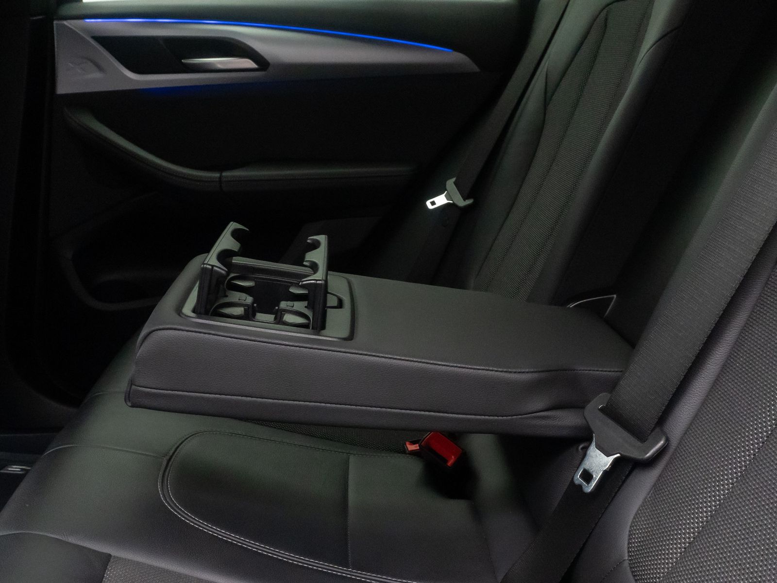 Fahrzeugabbildung BMW X3 xD20d Kamera HUD HiFi AHK Komfort Sport 19"