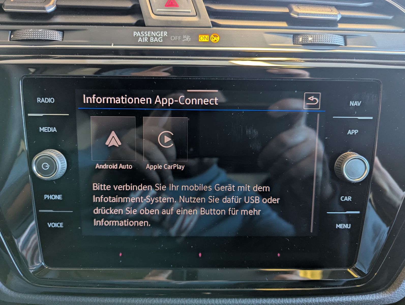 VW Touran 2.0 DSG R-Line High. Pano 7-Si IQ.Dri AHK - Image 38