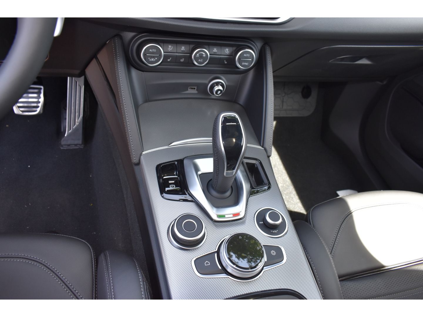 Fahrzeugabbildung Alfa Romeo Stelvio Veloce Q4 2.0 Turbo - Panoramadach -