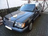 Mercedes-Benz Mercedes W124 E 280 in Blauschwarzmetallic  - gebrauchte Mercedes-Benz E 280 aus dem Jahr 1995