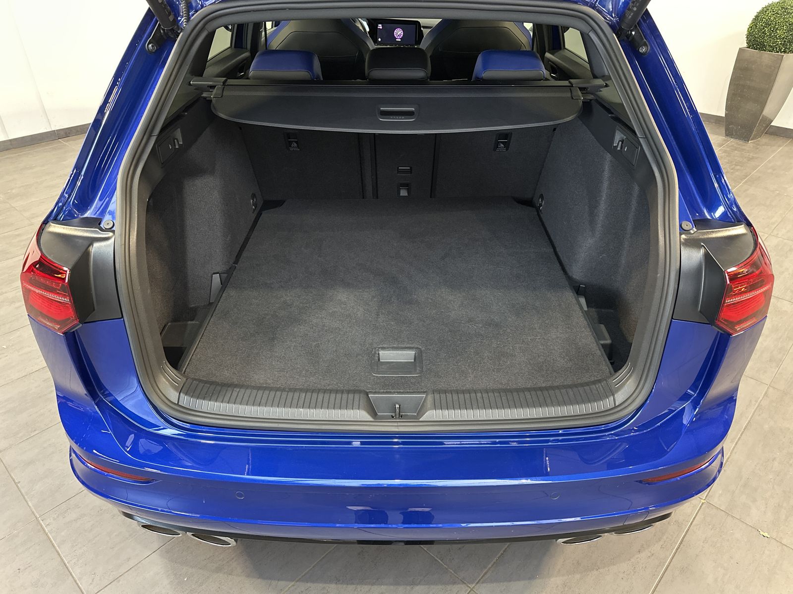 Fahrzeugabbildung Volkswagen Golf VIII Variant R 4Motion Black NAV+LED+HEADUP