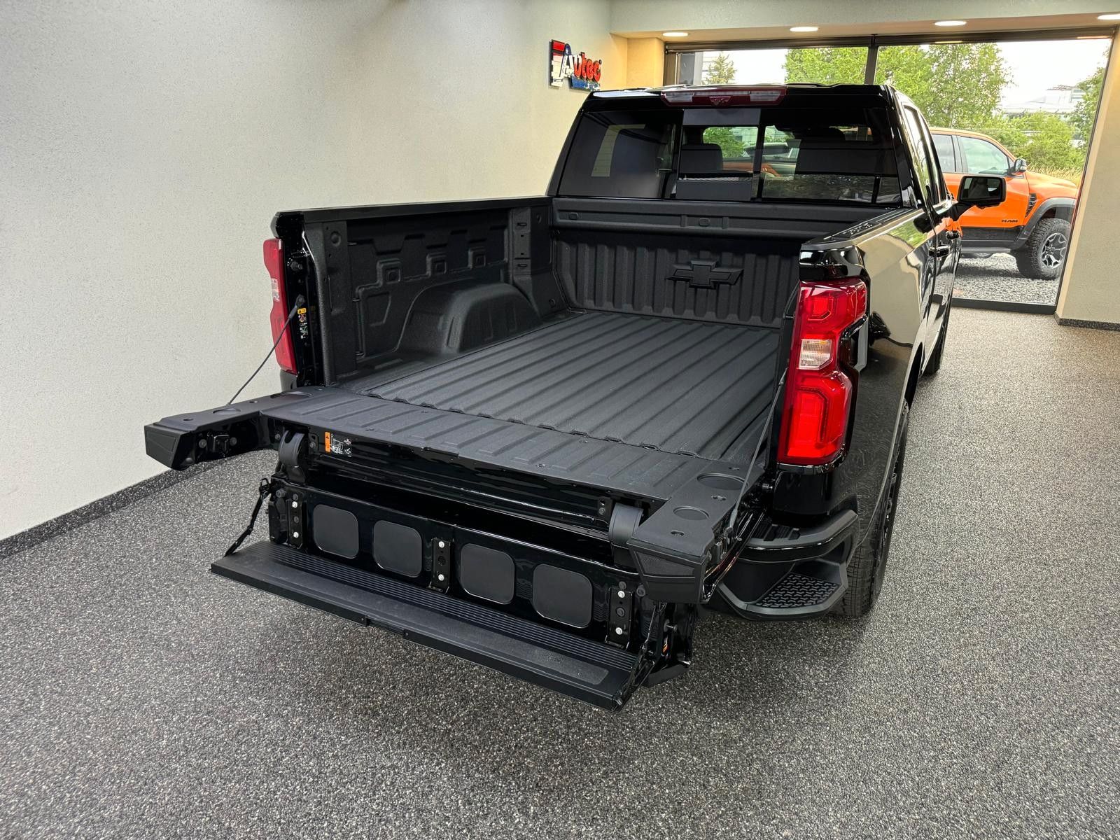 Fahrzeugabbildung Chevrolet 2026 SILVERADO MIDNIGHT DURAMAX DIESEL 4x4 HC