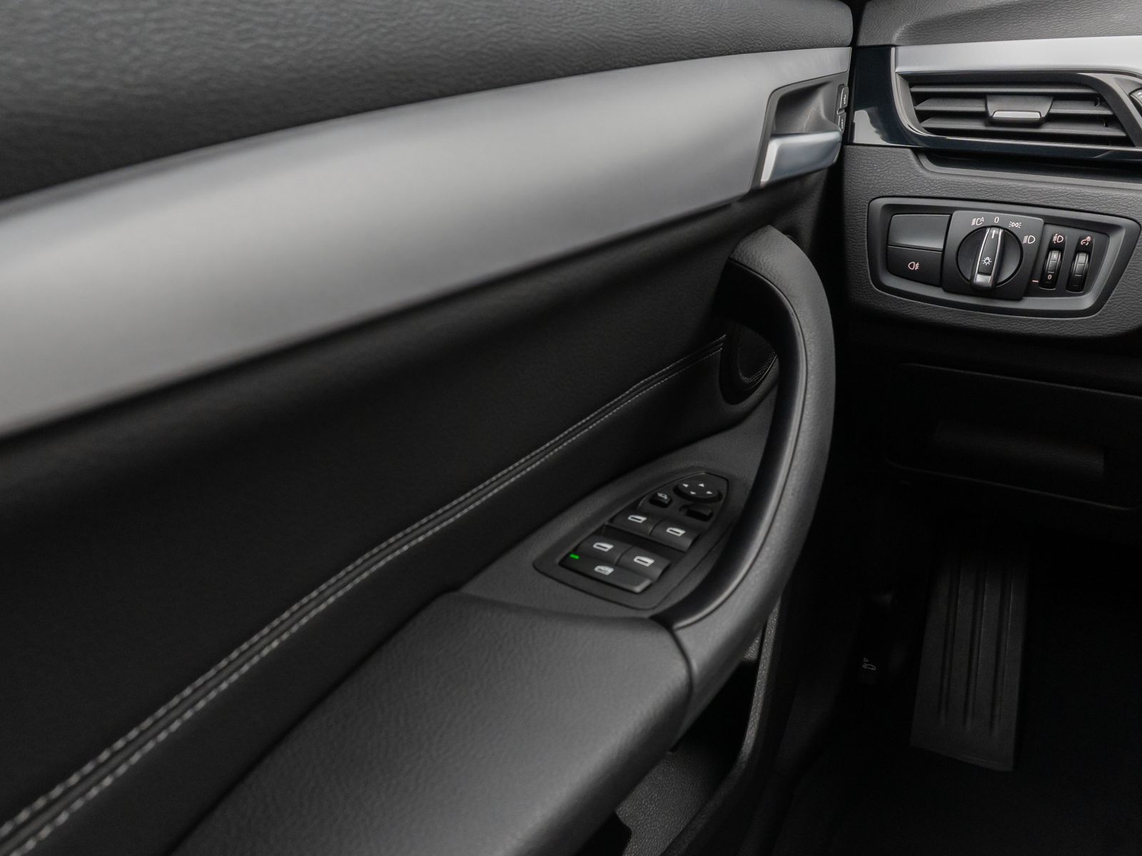 Fahrzeugabbildung BMW X1 sD18d Parkassist DAB Navi DrivAssis PDC Sport