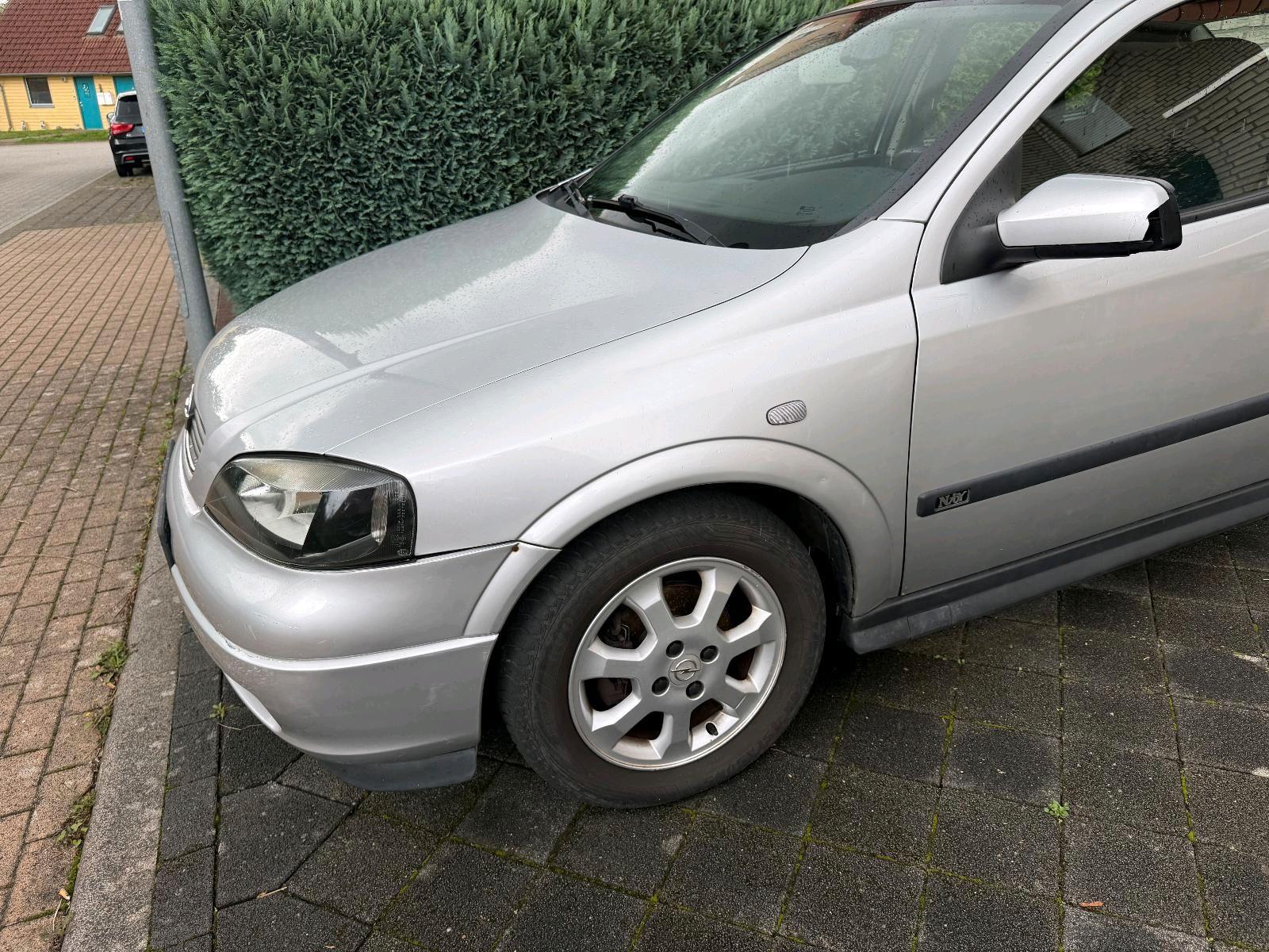 Opel Astra 2004 — rear view