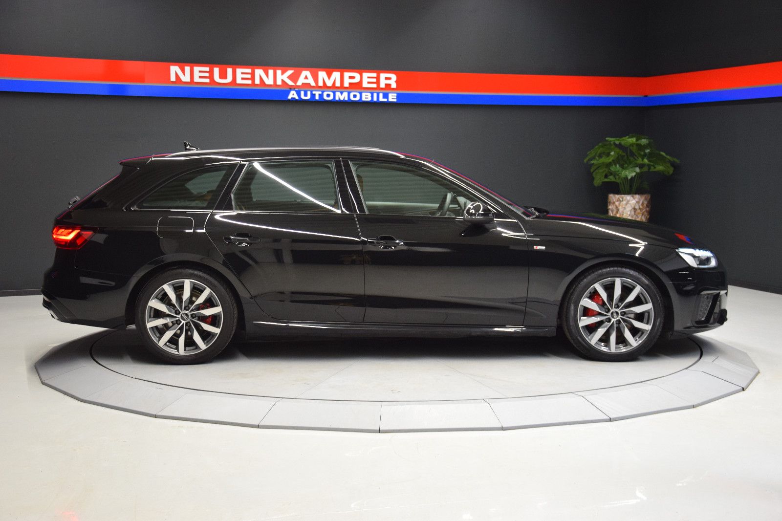 Fahrzeugabbildung Audi A4 Avant 40 TDI S line MATRIX 3-Zonen ACC