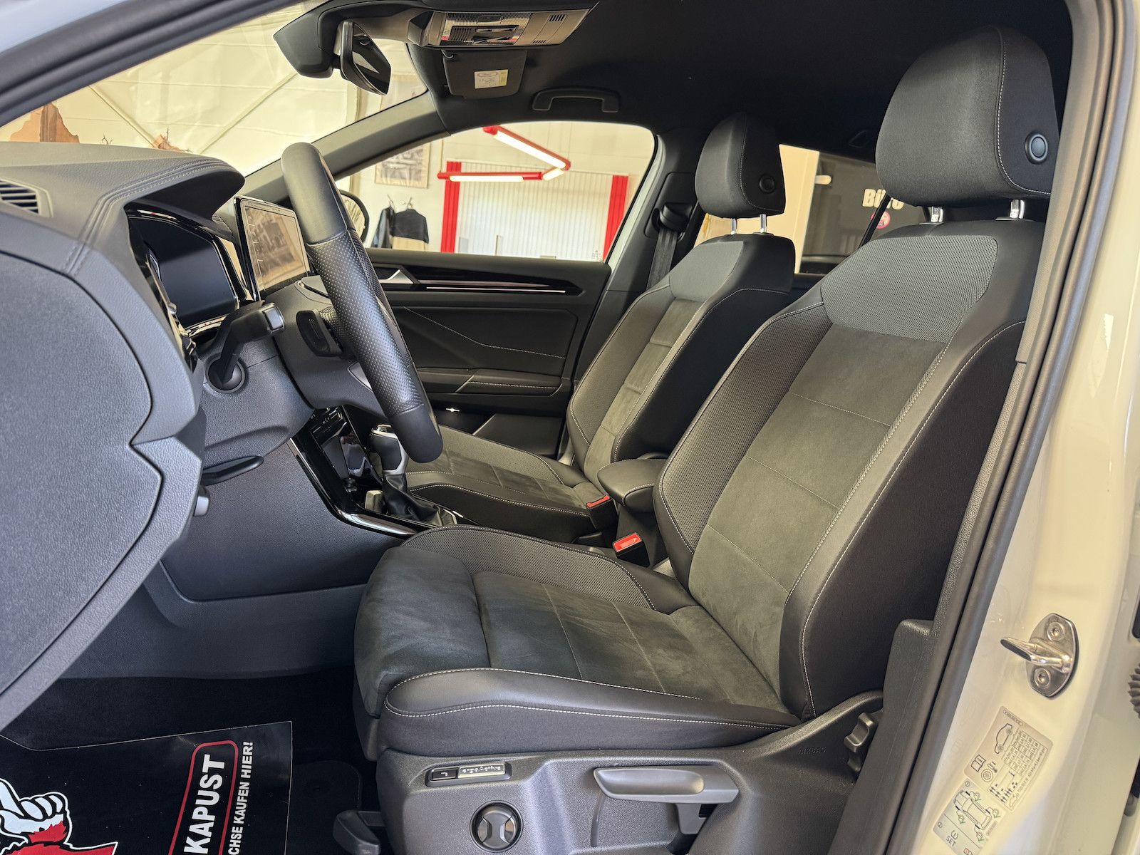 Fahrzeugabbildung Volkswagen T-Roc 1.5 DSG R-Line/Black/1.Hd/Spur/Park/Ahk