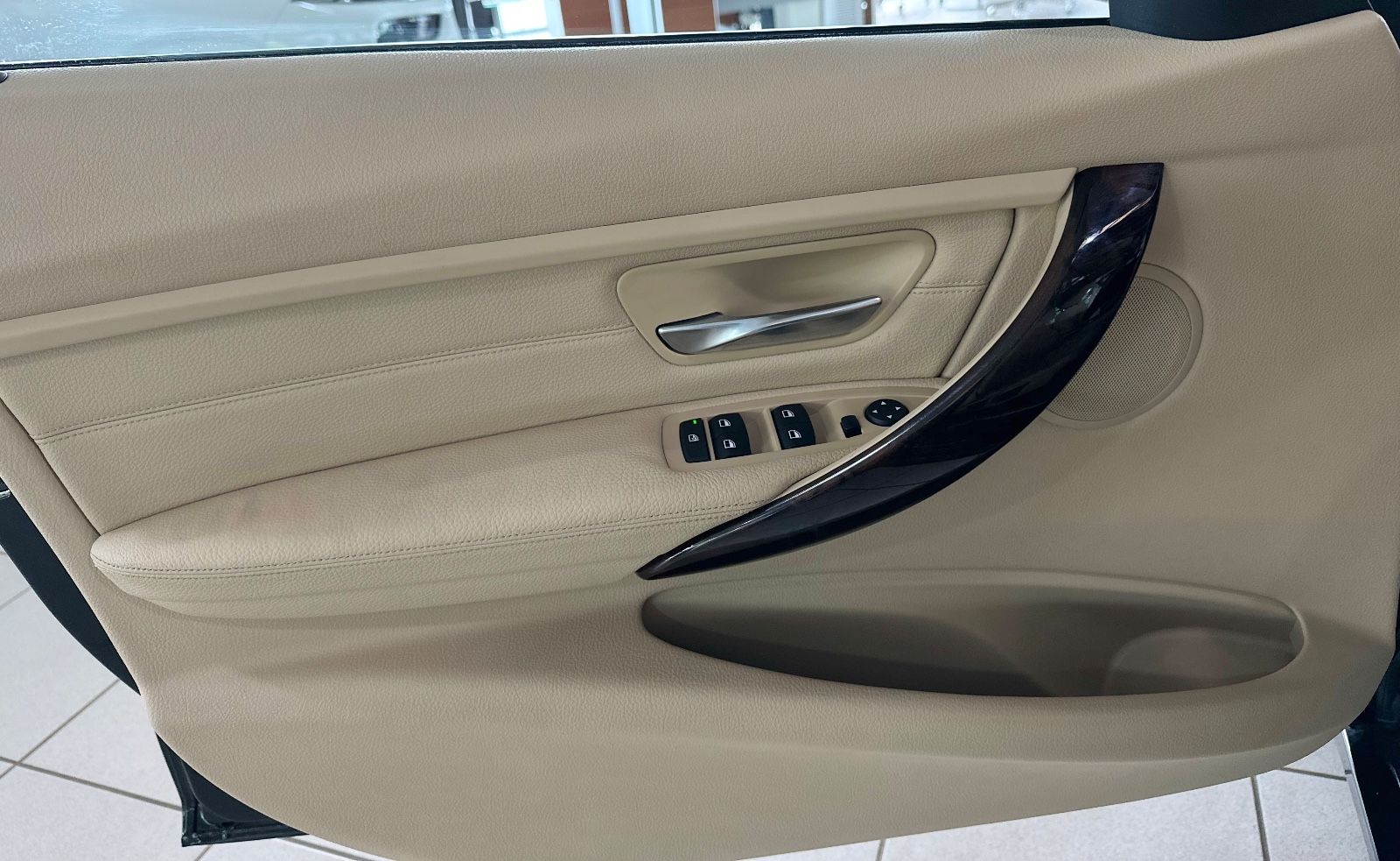Fahrzeugabbildung BMW 320d Panorama Alarm Leder Navi Sitzhzg Xenon