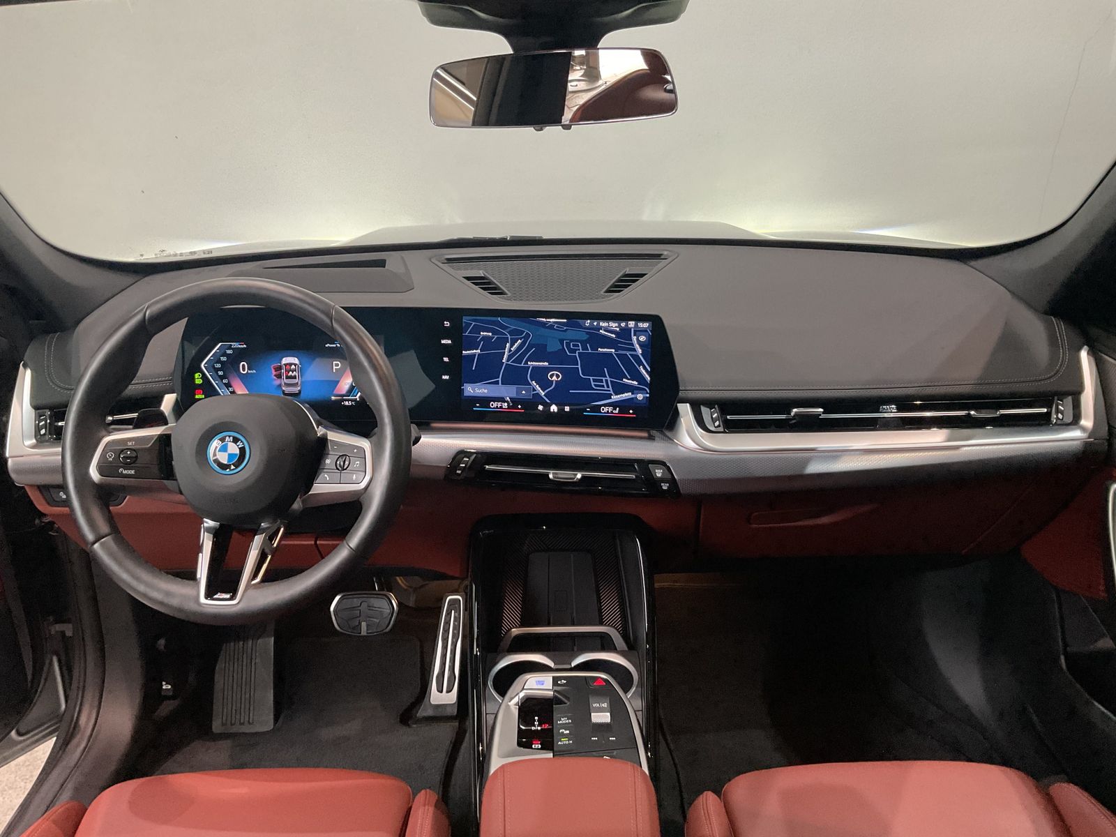 BMW iX1 xDrive30 M Sportpaket Panorama-Glasdach Head foto 3