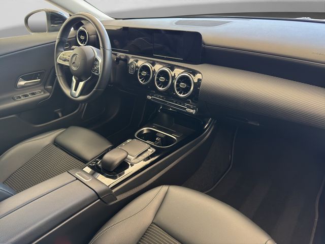 Fahrzeugabbildung Mercedes-Benz CLA 250 Shooting Brake e 8G-DCT+Navi+Spur+MBUX