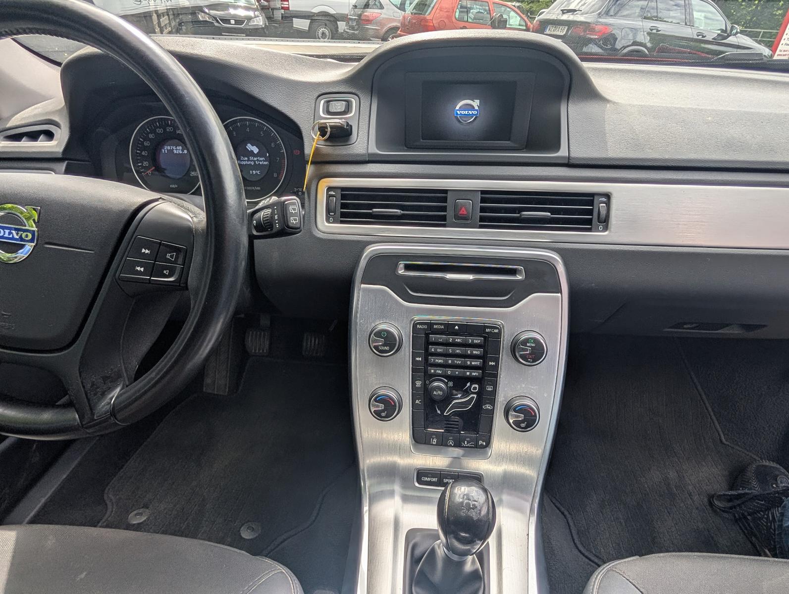 Volvo V70 2012 — photo 10