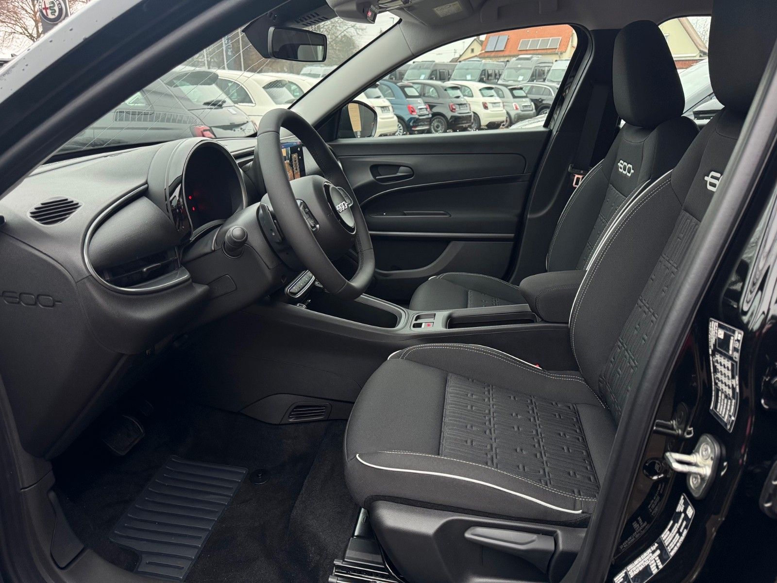 Fahrzeugabbildung Fiat 600 1.2 BUSINESS EDITION NAVI SITZHEIZUNG KLIMA