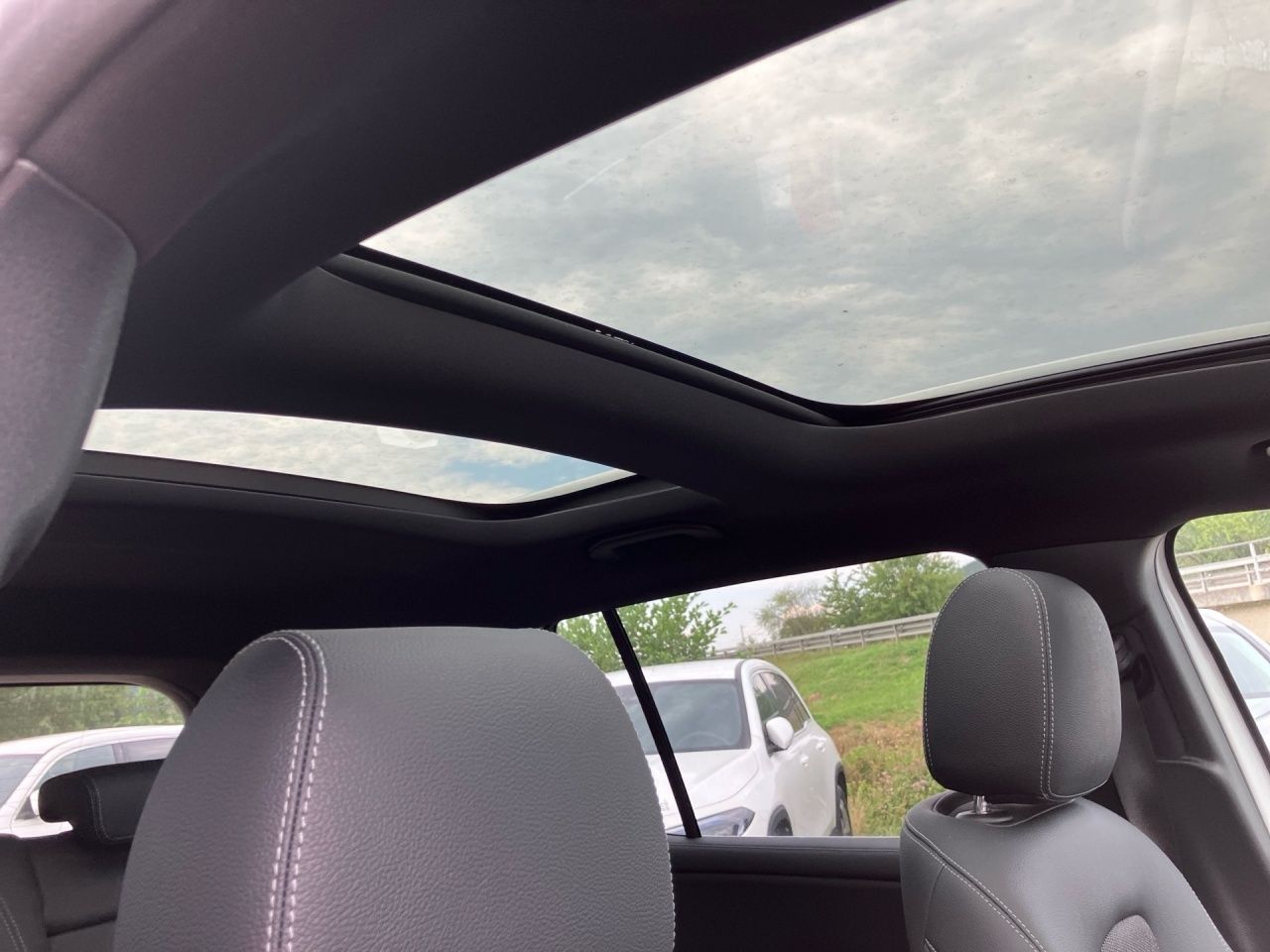 Fahrzeugabbildung Mercedes-Benz EQB 350 4M BONUS+AHK+PANO+LENKRADHEIZ+KAMERA+