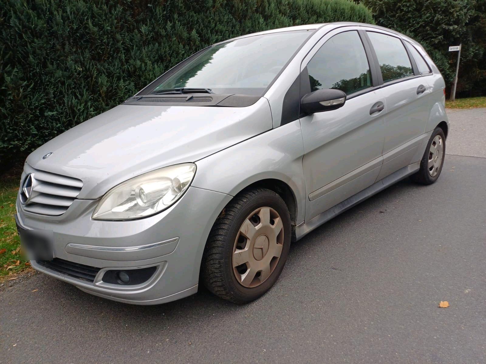 Mercedes-Benz B 180