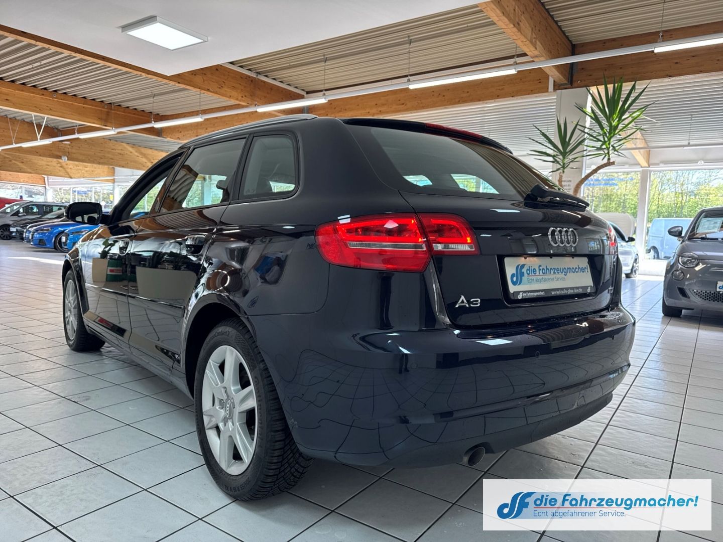 Fahrzeugabbildung Audi A3 Sportback 1.6 TDI Attraction Klimaautom SHZ