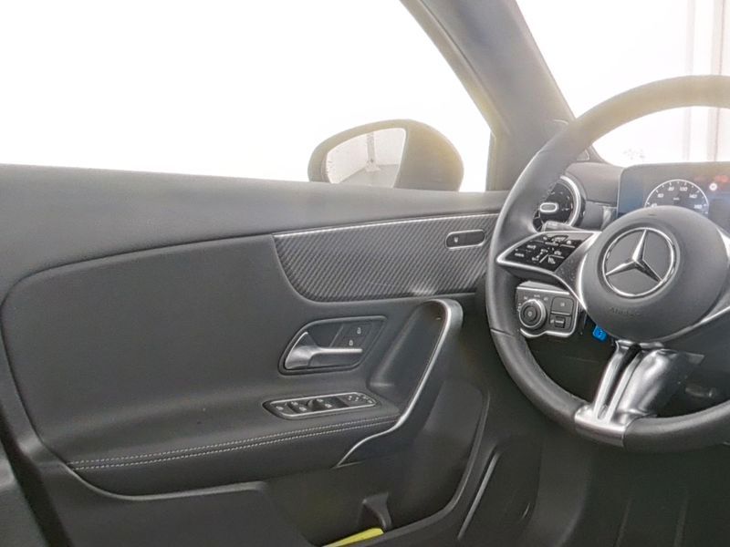 Fahrzeugabbildung Mercedes-Benz A 180 PROGRESSIVE+PANO+NIGHT+LHZ+LED+KAMERA