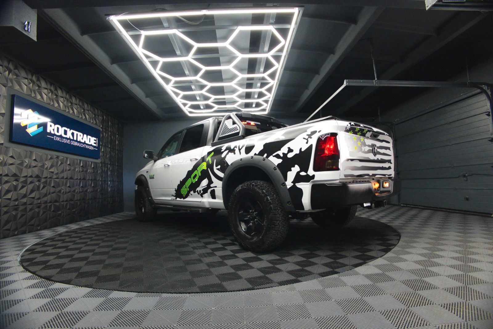 Fahrzeugabbildung Dodge RAM 5.7 V8 HEMI 4x4 OFFROAD Night-Paket LONGBED