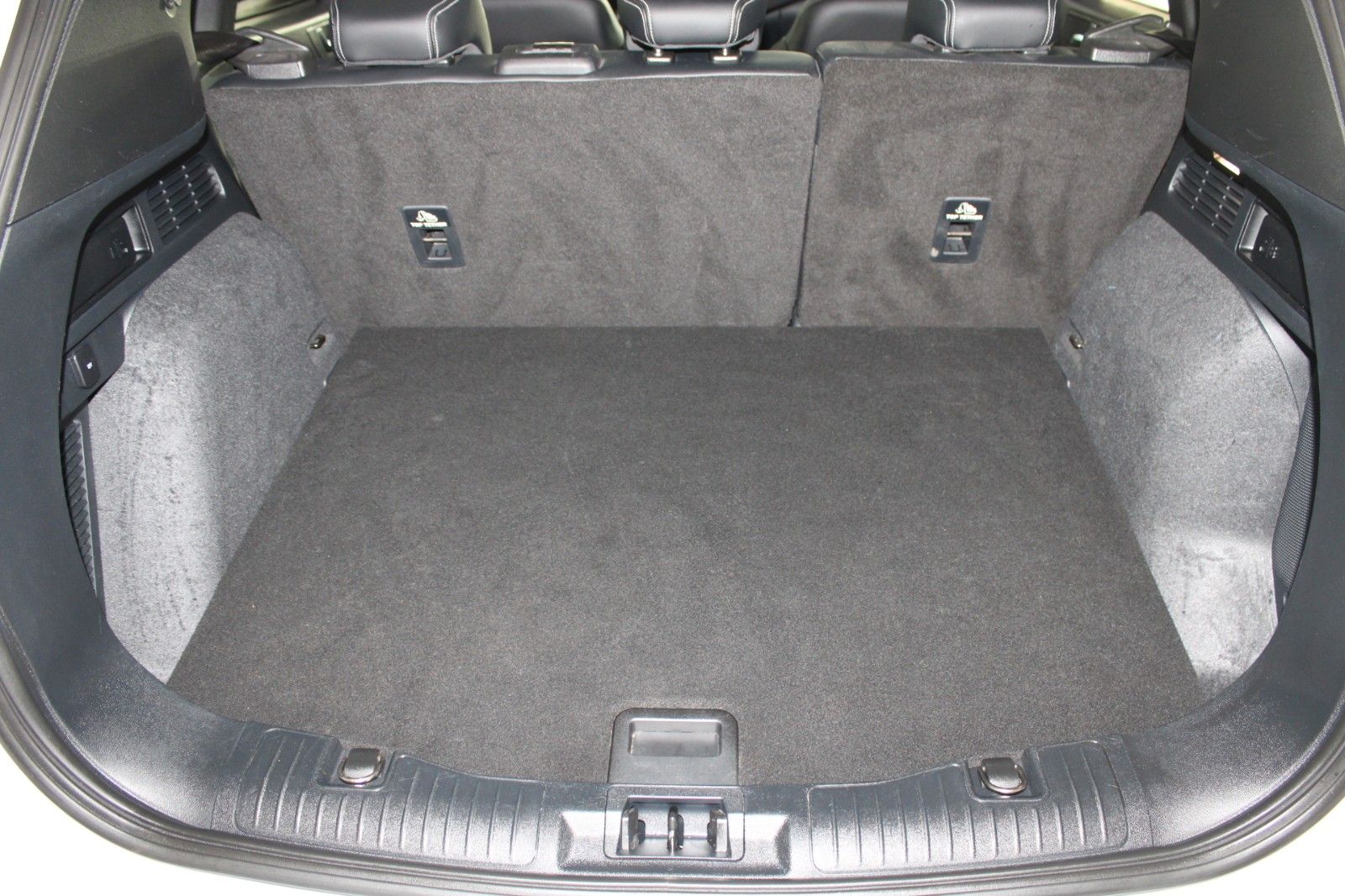 Fahrzeugabbildung Ford Kuga Titanium X Automatik LED Pano STDHZ WinterP