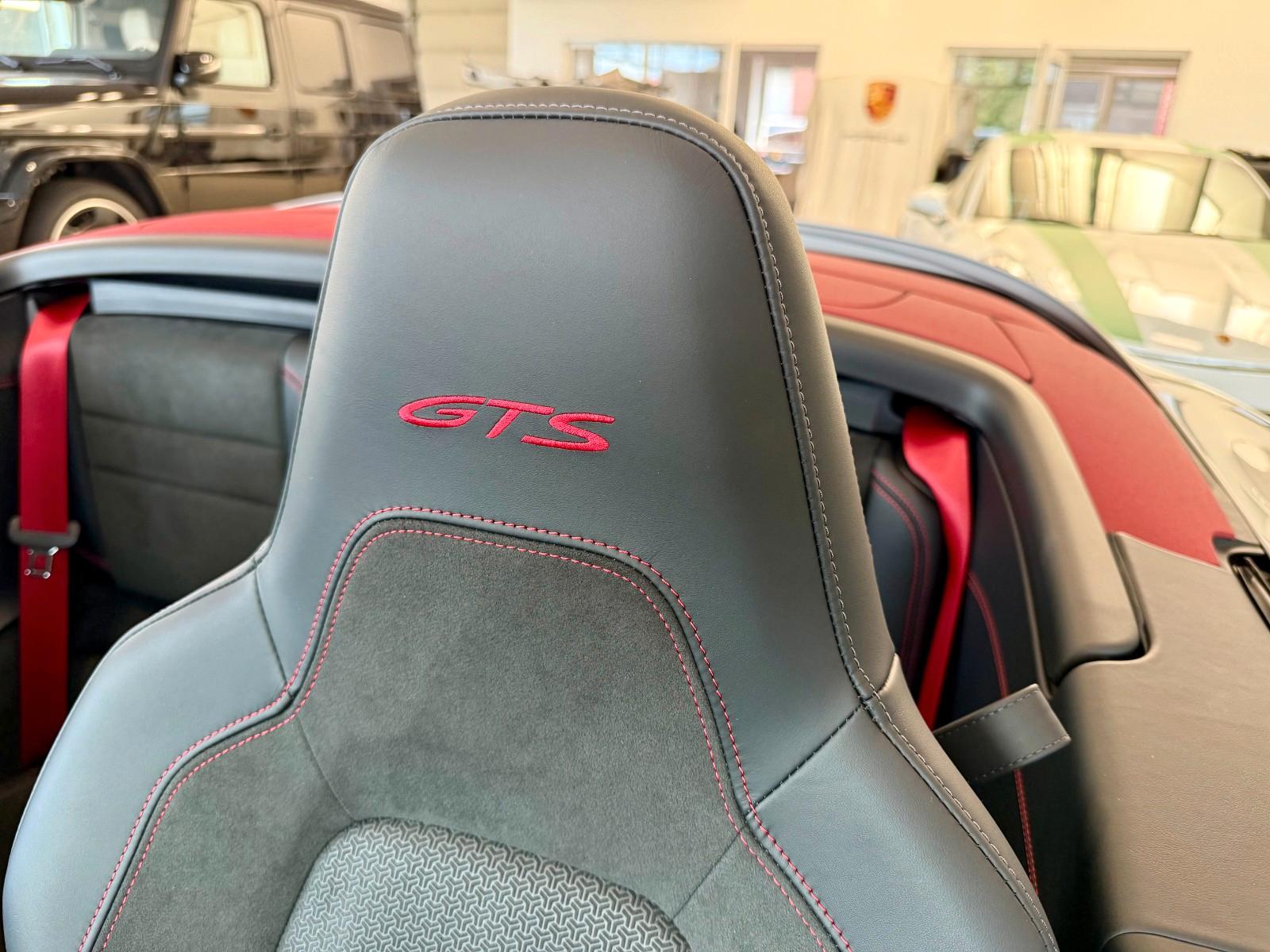 Porsche 911 992 Carrera 4 GTS Cabrio
