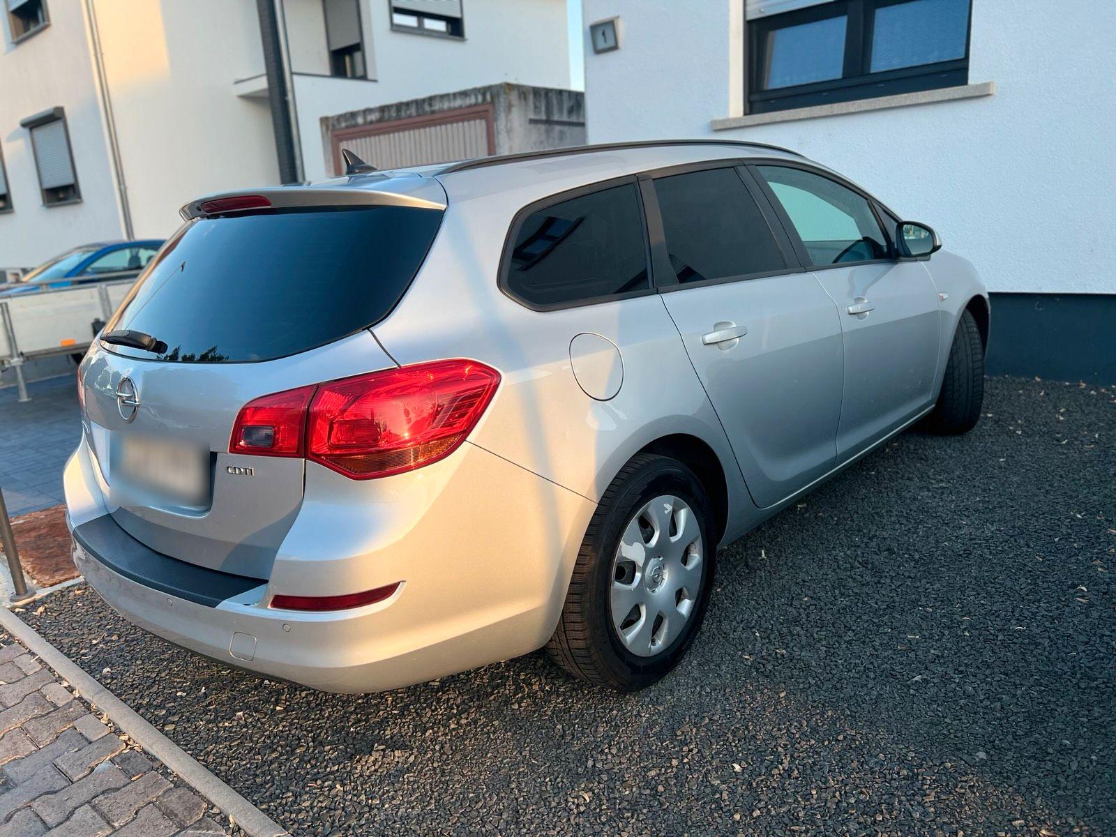 Opel Astra 2011 — photo 10