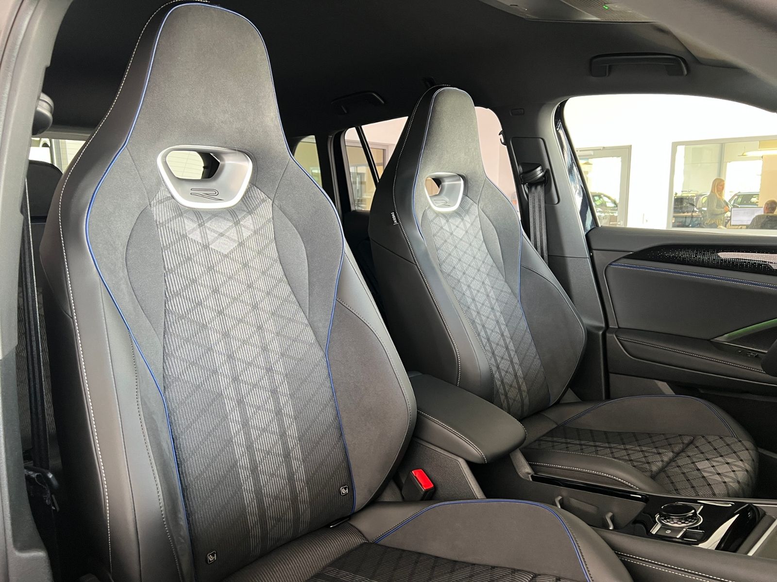 Fahrzeugabbildung Volkswagen Tiguan R-Line 2.0 TDI DSG 4MOTION *AHK, IQ.Light