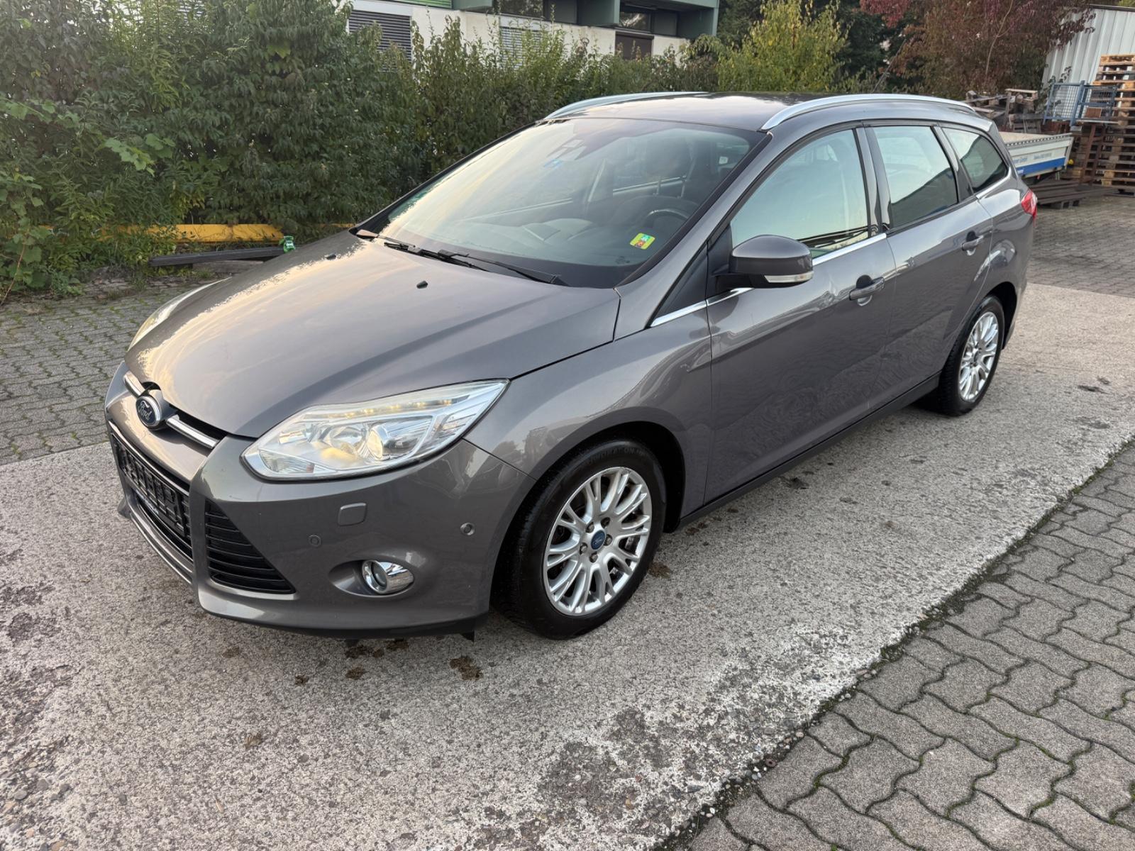 Ford Focus 2011 — interior