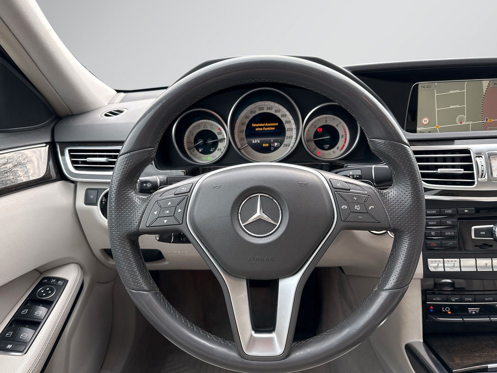 Fahrzeugabbildung Mercedes-Benz E 250 *Panorama*Kamera*Vollleder*LED*Ambiente