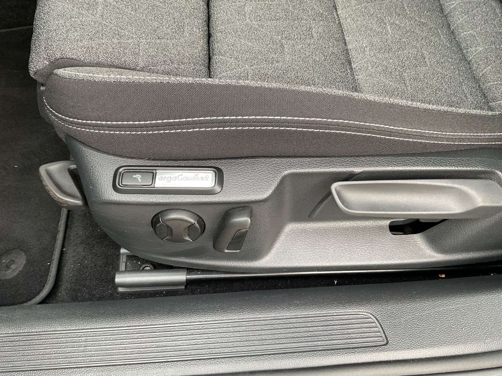 Fahrzeugabbildung Volkswagen Passat Variant 2.0 TDI DSG Busi,Kamera,ACC,Navi
