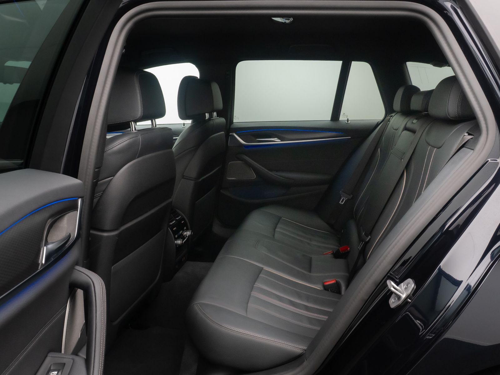 Fahrzeugabbildung BMW 530i M Sport AHK Kamera HUD H/K DAB Massage ACC