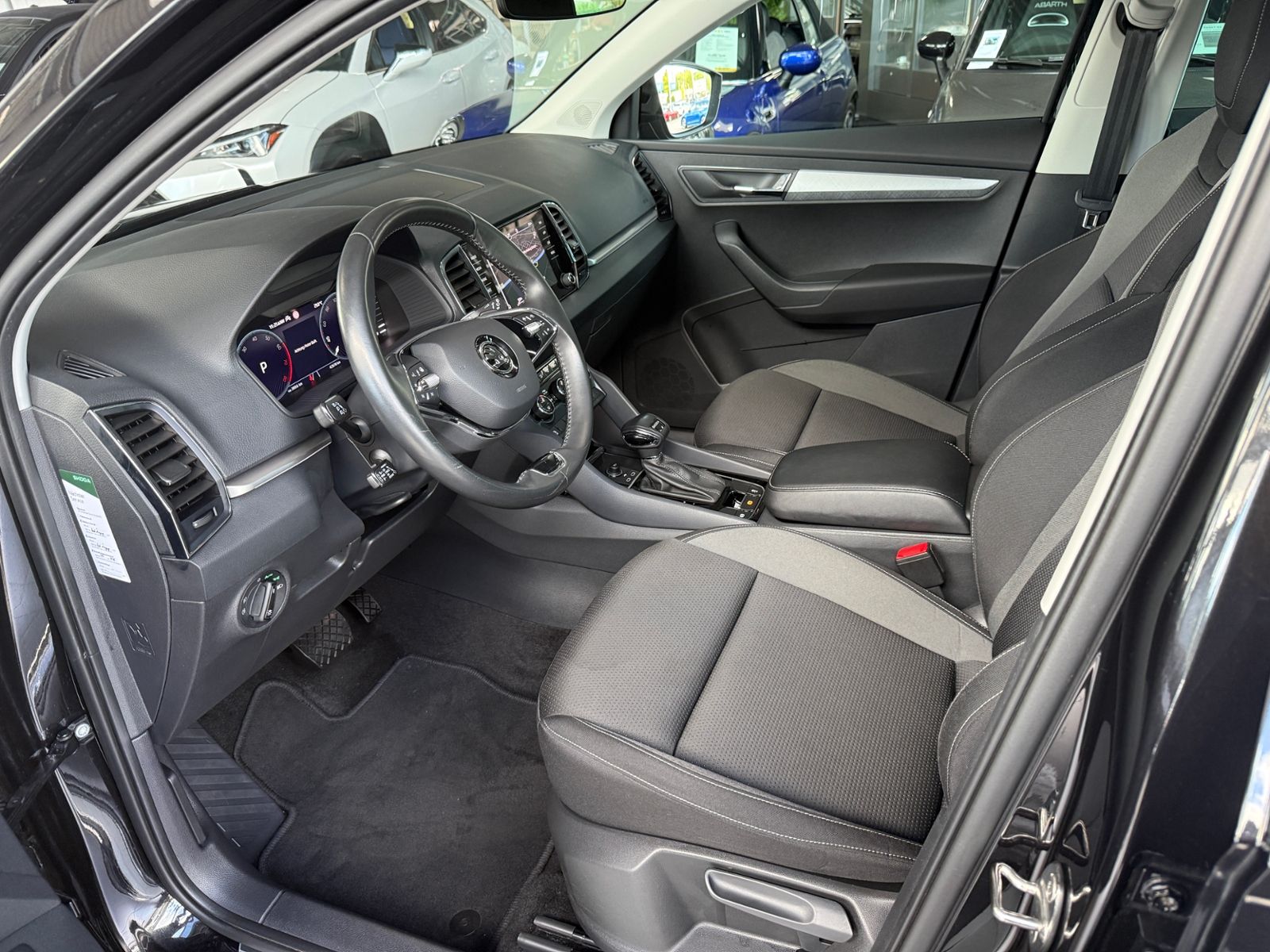 Fahrzeugabbildung SKODA KAROQ 1.5 TSI DSG AHK AMB LED NAVI