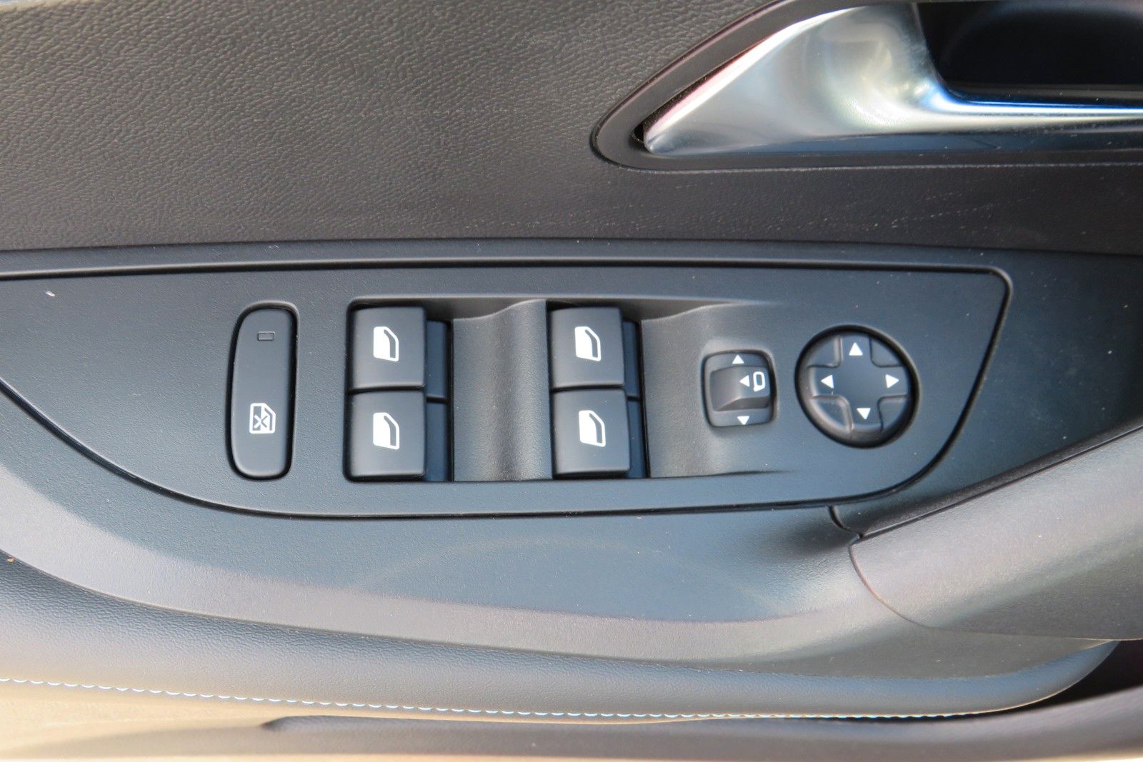 Fahrzeugabbildung Peugeot 2008 e- Allure Pack NAVI KAMERA ACC PDC SITZH 1H