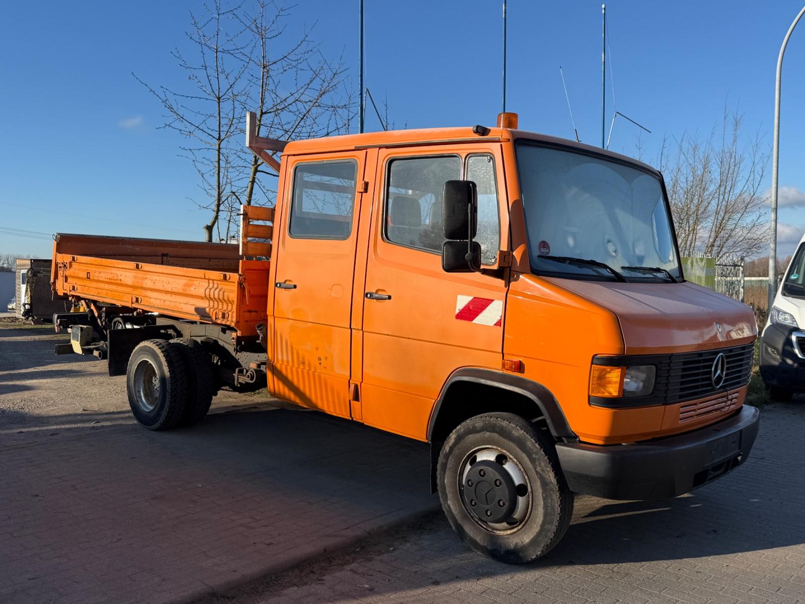 Mercedes-Benz 711D Dreiseitenkipper *LADENORDWAND*