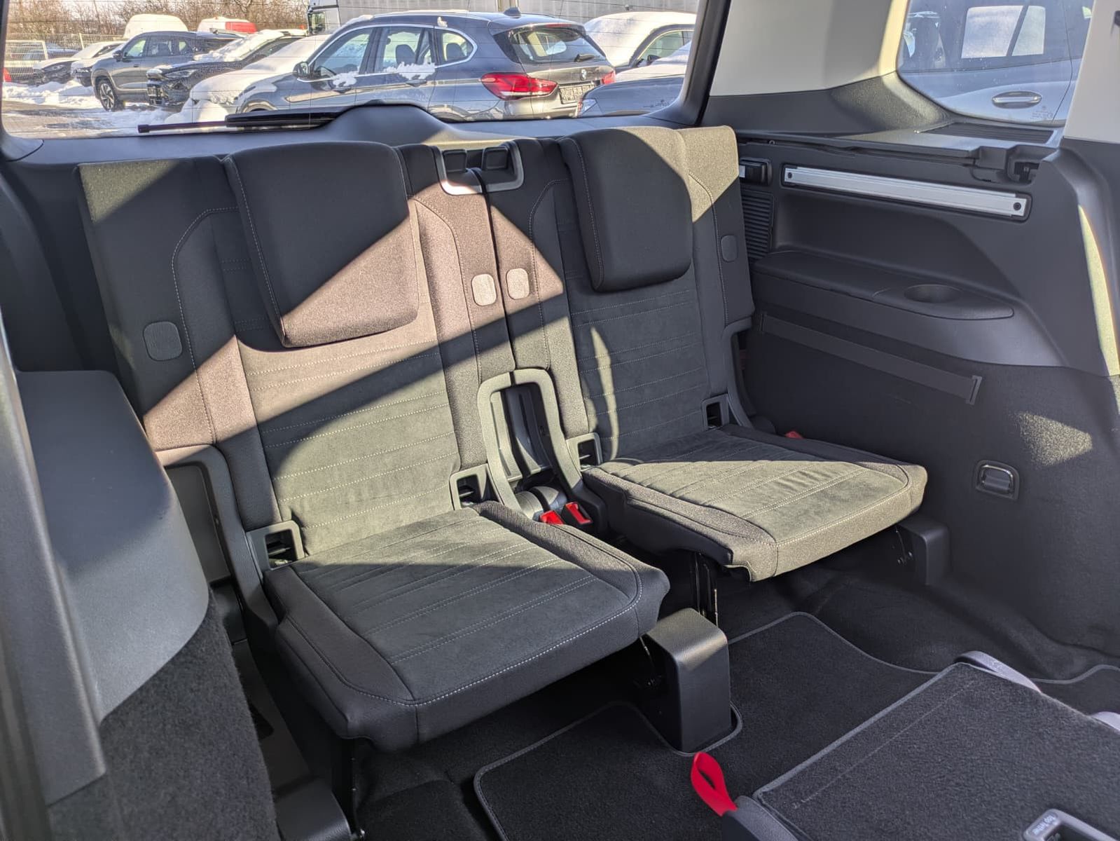Fahrzeugabbildung Volkswagen Touran 2.0 DSG R-Line High BLACK Pano 7Si IQ AHK