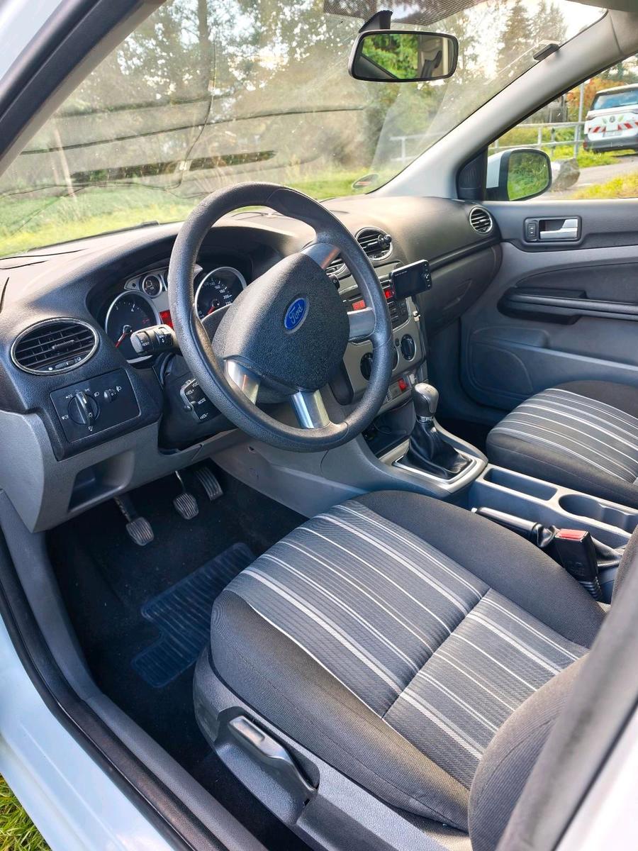 Ford Focus 2010 — interior